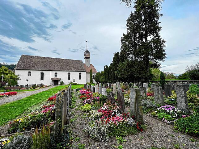Die Kirche Uf Burg ist ein historisches Gebäude auf einer Anhöhe.