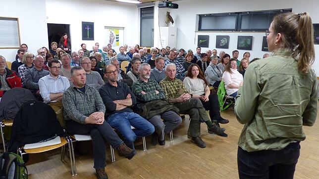Linda Kopaniak von der Forstwirtschaftlichen Versuchs- und Forschungsanstalt Freiburg führte im Haus der Natur in die ...