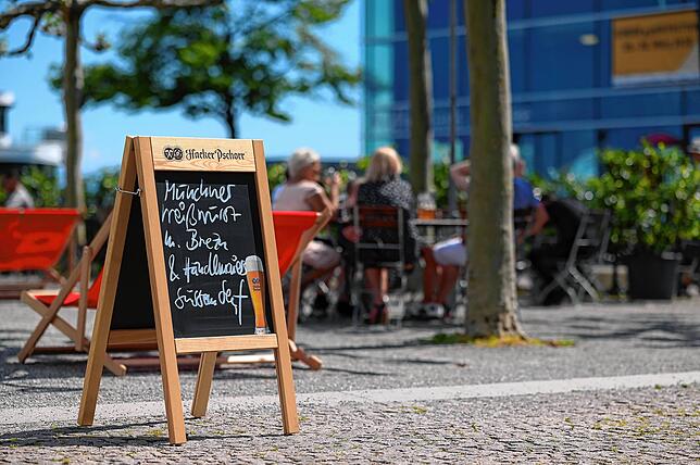 Wegen der infektionsschützenden Maßnahmen, die vor allem im Innenbereich sichtbar werden, ist die Außengastronomie derzeit besonders ...