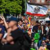 Die Reichsflagge, Erkennungssymbol der rechten Szene, weht über einer Gruppe von Demonstranten bei einer Querdenken-Demonstration in ...