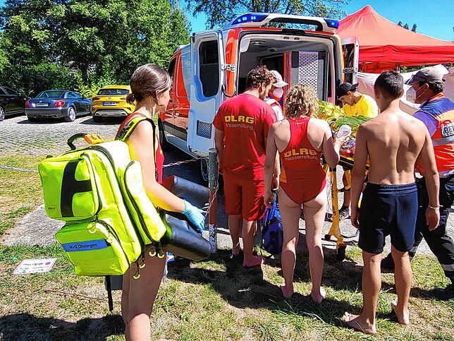 In guten Händen der DLRG und des DRK entscheidet sich jetzt, in welches Krankenhaus der verunglückte Wassersportler gebracht wird.