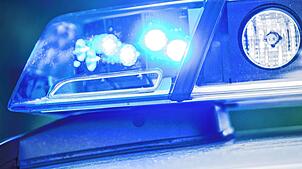 Blaulicht auf einem Polizeiauto (Symbolbild). Die Kriminalpolizei Lörrach sucht einen Exhibitionisten.