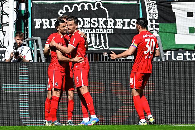 Freiburgs Spieler feiern das 1:1.