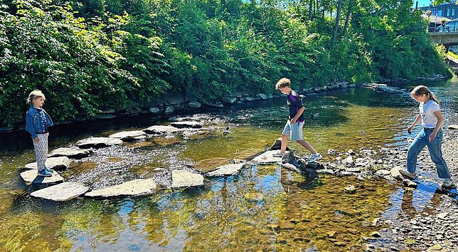 Kinder spielen Ende Mai an der Brigach auf freigelegten Steinen. Seit Februar sind landesweit zu wenig Niederschläge gefallen.