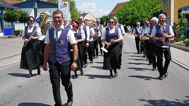 Bild 5: Großer Umzug der Musik – und Radsportvereine – hier die besten Einblicke