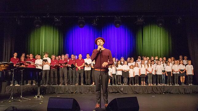 Große Stimmen: Sänger Max Mutzke sang auf der Bühne der neuen Stadthalle sechs Lieder. Beim letzten Lied bekam er Unterstützung von ...