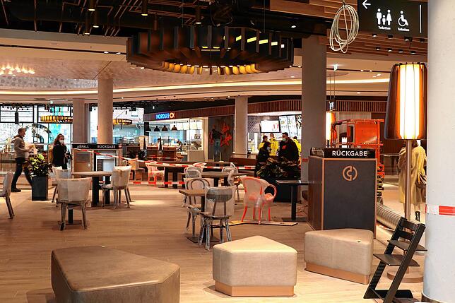 Der sogenannte Foodcourt im Obergeschoss. Doch vorerst ist wegen der Corona-Verordnung nur die Mitnahme von Speisen erlaubt.