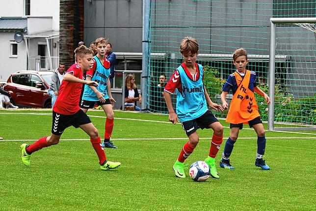 So soll es bald wieder aussehen beim SC Freiburg: Eine Trainingseinheit der U13. Aktuell befinden die jüngeren Jahrgänge in der ...