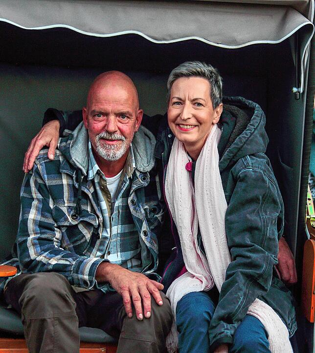 Sabine und Klaus Brachat aus Hilzingen in ihrem Strandkorb: Sie verbindet viel mit Ambros‘ Musik.