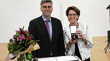 Engagement: Landrat Martin Kistler würdigte bei der Verleihung des Bundesverdienstkreuzes an Hedi Müller deren ehrenamtliches Wirken in ...