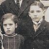 Creszentia Blatter (links) mit Bruder Leopold. Die Aufnahme entstand etwa 1920.