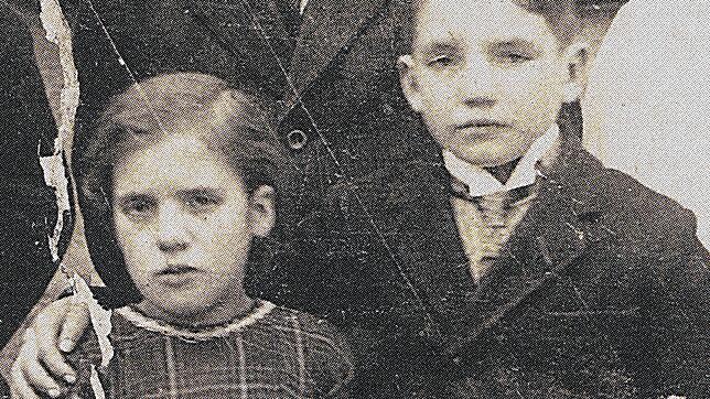 Creszentia Blatter (links) mit Bruder Leopold. Die Aufnahme entstand etwa 1920.