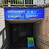 Hinunter ins Halbdunkle geht es zum Indigo Fahrradservice und Verkauf. Eine Unterführung, die nicht jeder gleich findet.