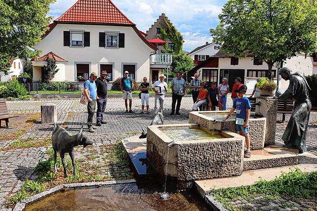 Bei der Sommertour der Grünen-Landtagsabgeordneten Dorothea Wehinger erfuhren die Teilnehmer bei einem Rundgang in Aach von ...