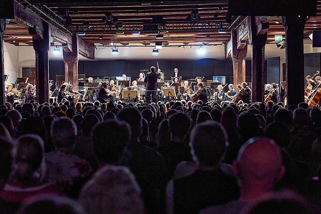 Voller Saal, dicke Luft: Im ersten Teil des jüngsten Philharmonischen Konzerts konnten die Musiker noch im Frack spielen. Nach der Pause ...
