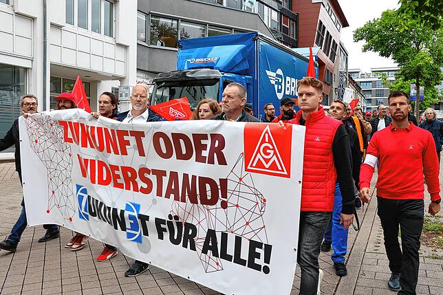 Protest gegen Stellenabbau: ZF-Mitarbeiter gehen im September in Friedrichshafen auf die Straße.