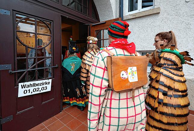 Anstehen vor dem Wahllokal in der Hausherrenschule.