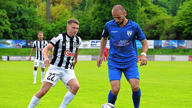 Für den FC 08 Villingen um Leon Albrecht (links) war die Niederlage gegen den SGV Freiberg (Iosif Maroudis) ohne sportliche Bedeutung. ...