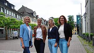 Freuen sich schon auf die Veranstaltungen im Sommer (von links): Regina Brüsewitz, Geschäftsführerin der Tourismus- und Stadtmarketing ...