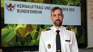 Heiko von Ditfurth ist Jugendoffizier der Bundeswehr und war an der Gewerbeschule in Schopfheim zu Gast.
