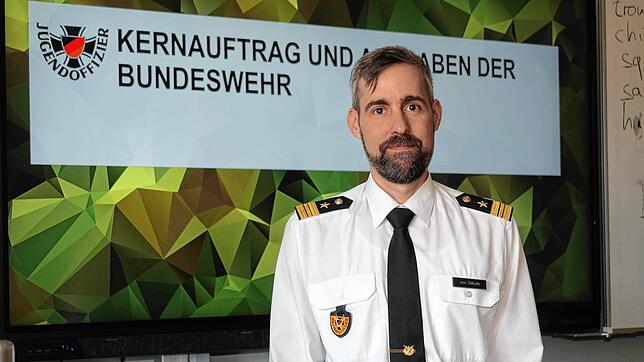 Heiko von Ditfurth ist Jugendoffizier der Bundeswehr und war an der Gewerbeschule in Schopfheim zu Gast.