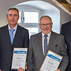 Die Landtagsabgeordnete Nese Erikli (links) und Bürgermeister Andreas Schmid (rechts) übergeben an Joachim Wiedenbach und Karl Boos den ...