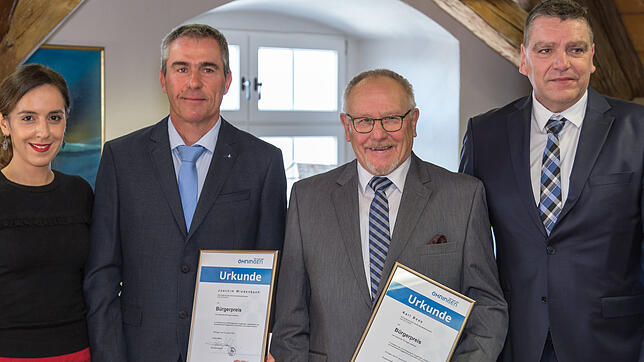 Die Landtagsabgeordnete Nese Erikli (links) und Bürgermeister Andreas Schmid (rechts) übergeben an Joachim Wiedenbach und Karl Boos den ...