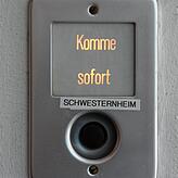 Immer auf Zack: Die Klingel am Schwesternhaus.