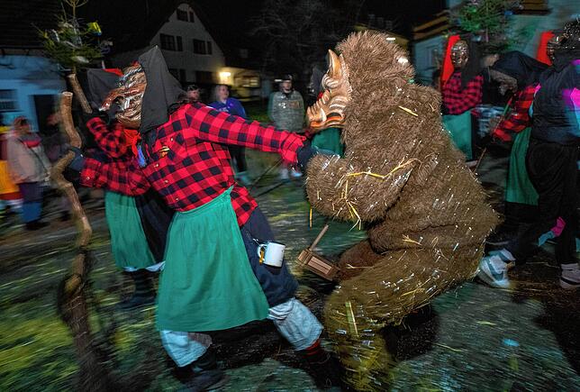 Bild 1: Bilder vom Nachtumzug beim Narrentreffen in Thalheim
