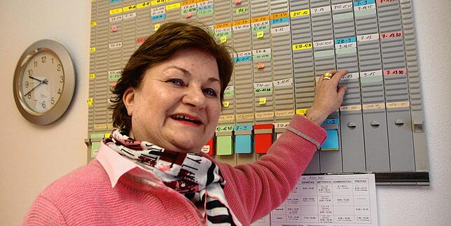 Regina Graf-Martin mit ihrem Schichtplaner. Zum April übergibt sie diesen in neue Hände.