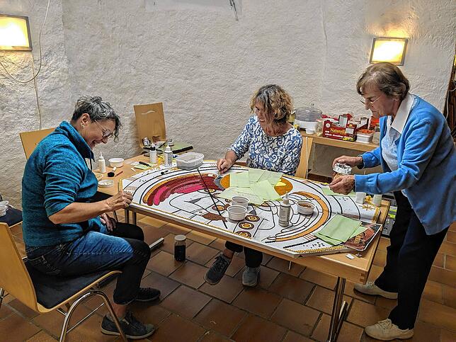 Es ist feinfühlige Handarbeit beim bilderlegen erforderlich (von links): Marianne Rieb, Petra Reiling und Elsa Muscheler.