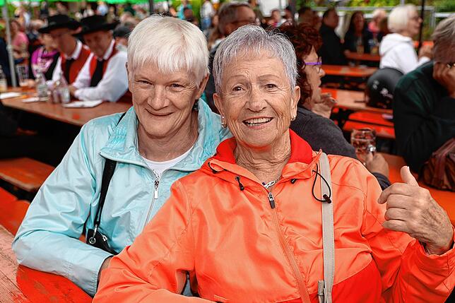 Bild 12: Frühschoppen und Flohmarkt locken die Besucher – so endet das Dingelsdorfer Herbstfest 2024