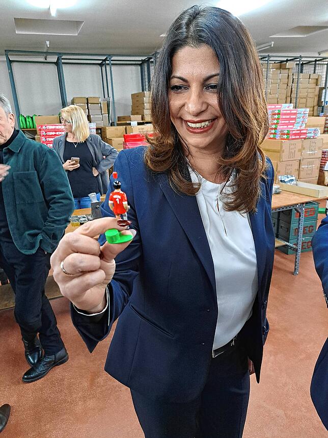 Derya Türk-Nachbaur, die Bundestagsabgeordnete aus Bad Dürrheim, zeigt einen Spieler der SPD-Edition. Der Spieler mit der Nummer 1 hat ...