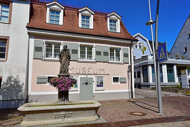Das Hüfinger Stadtmuseum mit dem Jakobusbrunnen. Der Heilige St. Jakobus ist der Stadtpatron von Hüfingen.