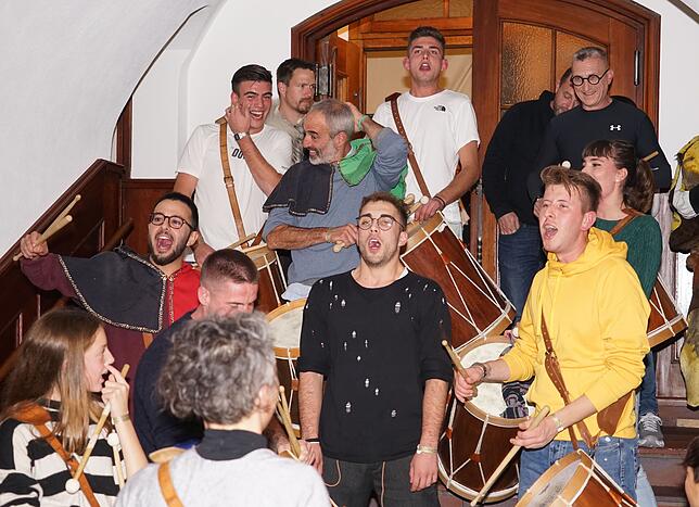 Viel Spaß haben die Gäste aus San Gimignano bei einer spontanen Gesangseinlage im Ratskeller.