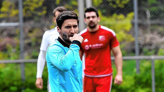 Leitet das Finale: Hafes Gerspacher &ndash; hier bei einem Bezirksliga-Spiel beim FC Schönau &ndash; leitet am Samstag das südbadische ...