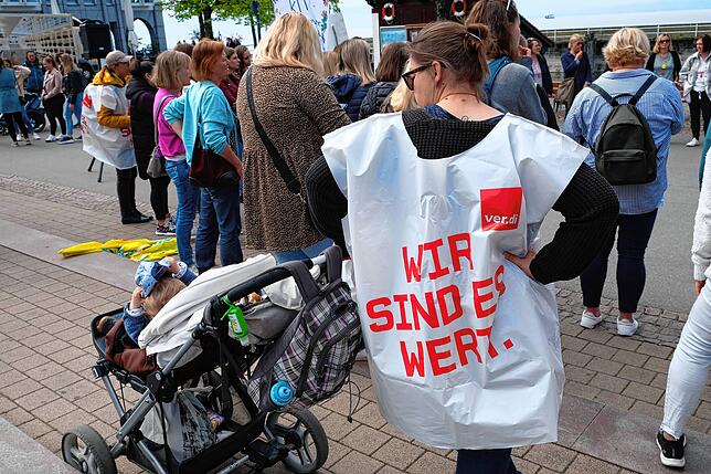 „Wir sind mehr wert“: Im Frühjahr streikten Erzieherinnen in Friedrichshafen und der Region Bodensee-Oberschwaben. Bezahlt ...
