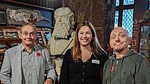 Prominenter Besuch im Rosgartenmuseum: Wigald Boning (links) und Bernhard Hoecker lassen sich von Daniela Schilhab den Leinersaal ...