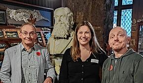 Prominenter Besuch im Rosgartenmuseum: Wigald Boning (links) und Bernhard Hoecker lassen sich von Daniela Schilhab den Leinersaal ...