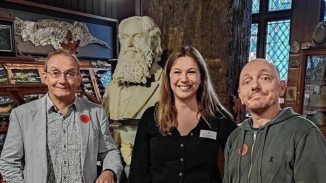 Prominenter Besuch im Rosgartenmuseum: Wigald Boning (links) und Bernhard Hoecker lassen sich von Daniela Schilhab den Leinersaal ...