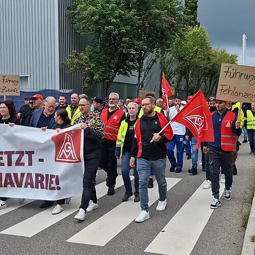 Beschäftigte ziehen durch die Stadt