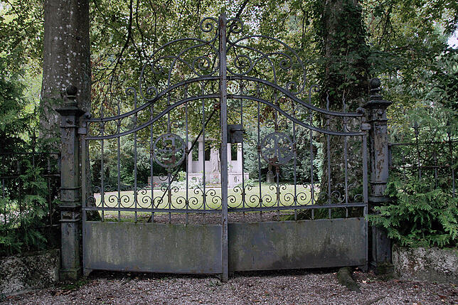 Bereits das Eingangstor zum Kienzle-Familiengrab ist ein schöner Anblick.