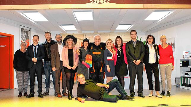 Das ist das Ensemble des Narrenvereins. Es hat in der Wiesentalhalle ein Werk von Regina Harlander aufgeführt. Bild: ...