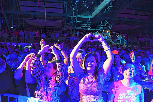 Herzen machen es sichtbar: Das Publikum liebt die Musik und die Schlagerrevue.