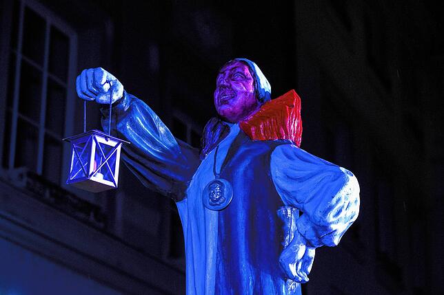 Bild 10: Endlich Fasnet: Glonkis stellen ihre Brunnenfigur auf und eröffnen die Fasnet