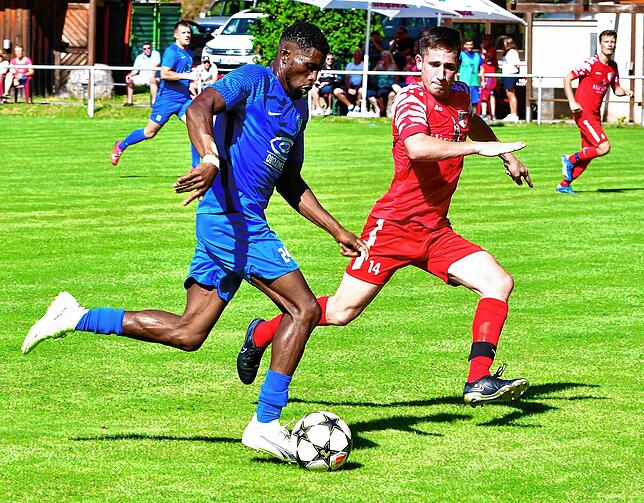 Torgefährlich: Buba Ceesay (links, gegen Timo Vogt vom FC Schlüchttal) hat den TuS Stetten verlassen und will künftig für den FC ...