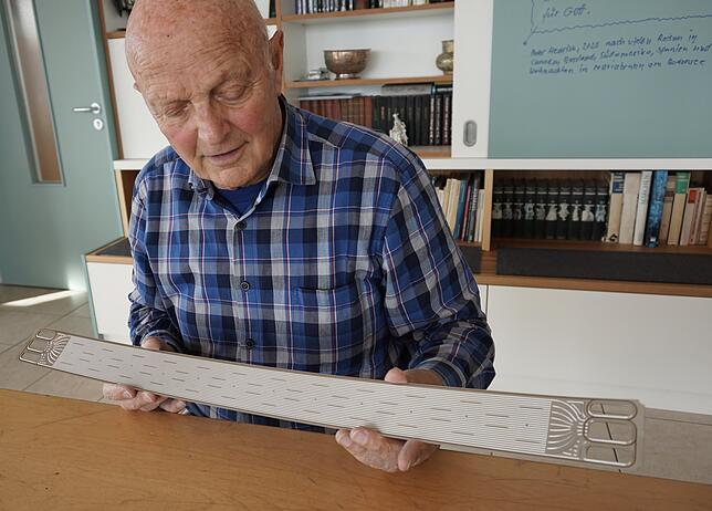 Diese Bipolarplatte auf Metallbasis hat Peter Hedrich mit Ingenieuren entwickelt und das Patent darauf. Sie wird bis heute produziert.