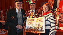Die Titelseite des Narrenbuchs greift den Wechsel an der Stockacher Stadtspitze auf. Von links: Alt-Bürgermeister Rainer Stolz, ...