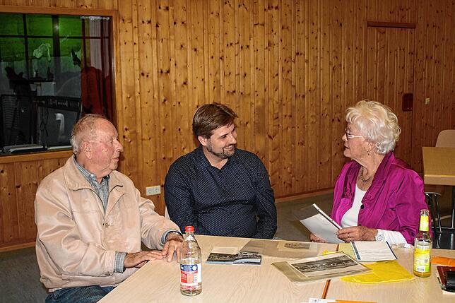 Franz Kempter (links) im Gespräch mit Museumsleiter Julian Windmöller und Herta Wegmann.