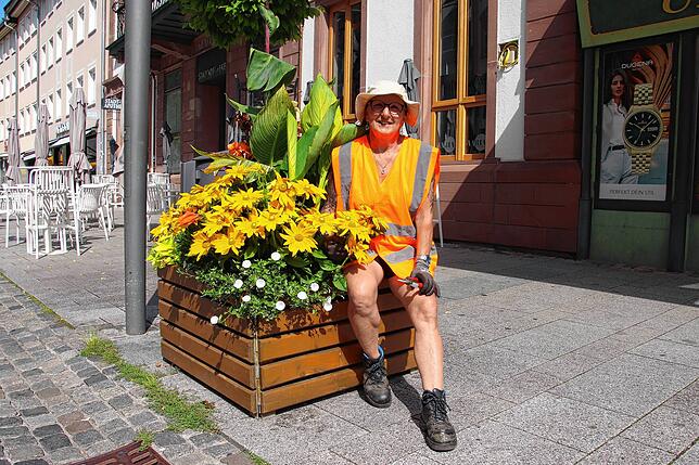 Die Gärtnerin Angelika Preußer kümmert sich um den Blumenschmuck in Villingen.